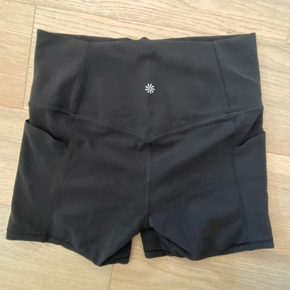 ATHLETA Salutation Stash Pocket II 5” Short in Black - size M